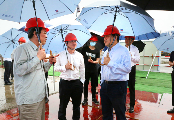 省人大常委會黨組副書記、副主任李衛寧（右一）調研浙能樂清電廠三期項目。 樓瑋瑤 攝.jpg