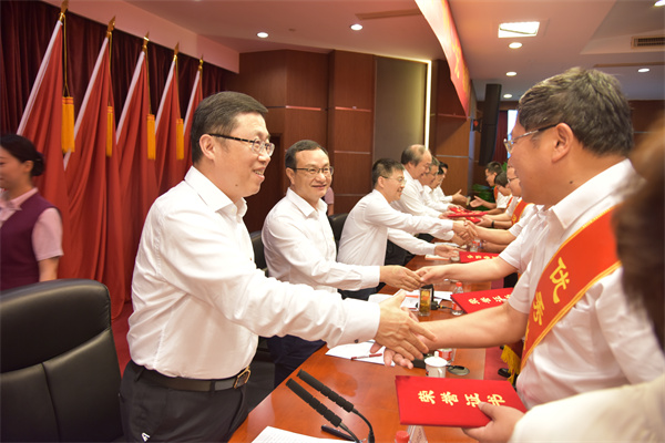 集團黨委向受表彰的集團“兩優一先”代表表示祝賀。 祝益軍 攝.jpg 集團黨委向受表彰的集團“兩優一先”代表表示祝賀。 祝益軍 攝.jpg