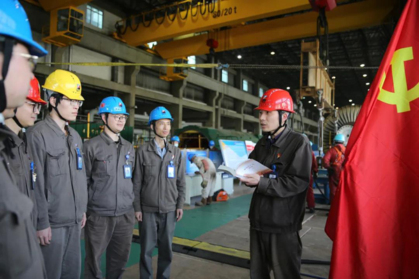 浙能長電公司政治宣傳員楊曉權(quán)在A修現(xiàn)場為黨員志愿者隊(duì)開展政治宣講x.jpg 浙能長電公司政治宣傳員楊曉權(quán)在A修現(xiàn)場為黨員志愿者隊(duì)開展政治宣講x.jpg